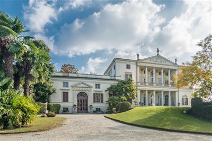 Трехуровневая вилла в коммуне Казелле-Торинезе в Турине на продажу, в неоклассическом стиле с панорамным видом и пейзажным бассейном.