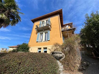 В Виньоне продается вилла с видом на озеро, с садом, площадью 270 кв.м.и площадью сада 800 кв.м.