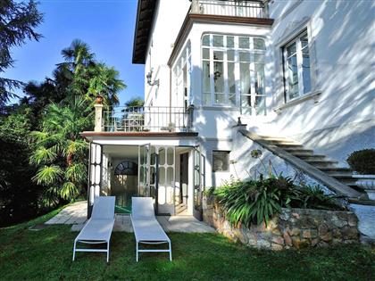 Вилла в Анджере, с видом на озеро и крытым бассейном, V.0349