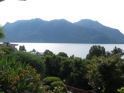 Квартира-студия в Гиффе с видом на озеро Маджоре на продажу, с террасой и гаражом.